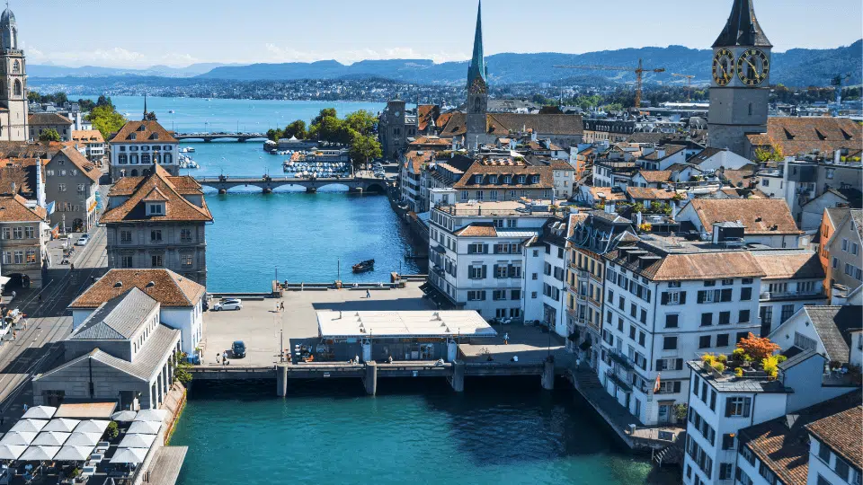 Vue panoramique de Zurich illustrant le potentiel e-commerce pour les campagnes Meta Ads en Suisse alémanique